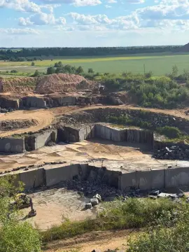 Гранітний кар'єр з технікою, обладнанням та запасами.